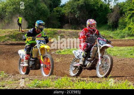 uzhhorod, ucraina - 24 GIU 2018: piloti di motocross in azione. moto in polvere e sporcizia. Allenamento sportivo estremo Foto Stock