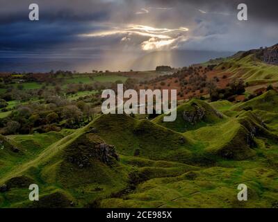 Alba sopra Llangattock Escarpment nel Brecon Beacons. Foto Stock