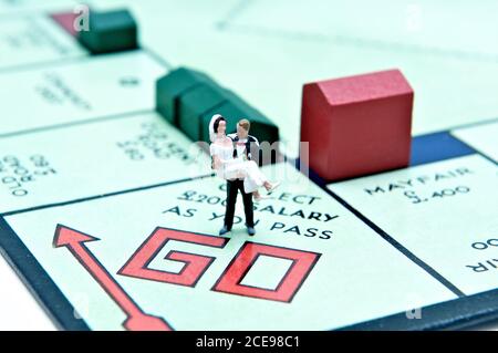 Londra, UK - 2 luglio 2011: Coppia sposata al punto di partenza del gioco da tavolo Monopoly Descrizione della foto d'archivio concetto di matrimonio sul monopolio Foto Stock