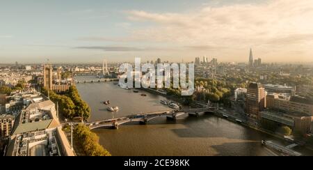 Immagine panoramica di Londra da sopra il Tamigi Foto Stock