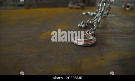 Vista ad angolo basso della gru manuale di lavoro che solleva la lamiera nel settore industriale. La gru in fabbrica solleva le lamiere Foto Stock