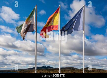 PLASENCIA, SPAGNA - 06 ottobre 2019: Bandiere di Plasencia, Estremadura e Spagna Foto Stock