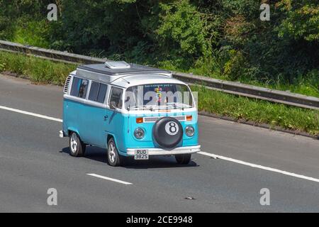 1978 anni '70 auto Volkswagen bianco blu consegna FURGONE; Caravans e Motorhomes, camper sulle strade della Gran Bretagna, RV veicolo per il tempo libero, vacanze in famiglia, vacanze caravanette, vacanze caravan Touring, conversioni furgoni, Vanagon autohomb, vita sulla strada, Bay Window Dormobile Foto Stock