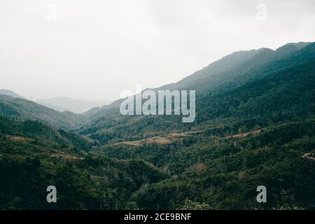 Immagine panoramica dell'area montana di Binh Lieu nella provincia di Quang Ninh, nel nord-est del Vietnam. Questa è la regione di confine del Vietnam - Cina. Foto Stock