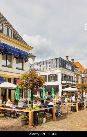 Elburg, Paesi Bassi - 27 agosto 2020: Ristoranti con gente sulla piazza centrale della città anseatica olandese di Elburg, Paesi Bassi Foto Stock