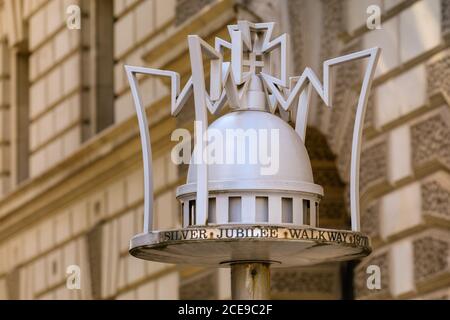 Silver Jubilee Walkway Marker Crown a Westminster, Londra, Inghilterra, Regno Unito Foto Stock