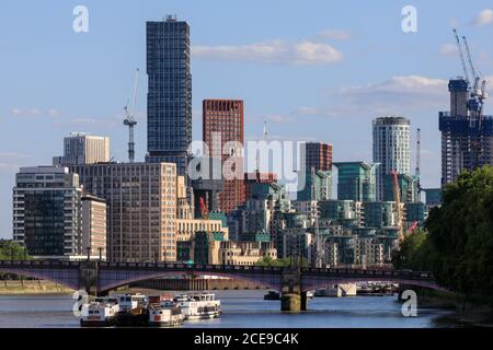 Nuovi edifici e blocchi di appartamenti in Vauxhall e nove Elms dal ponte di Westminster con il Tamigi, Londra, Inghilterra, Regno Unito Foto Stock