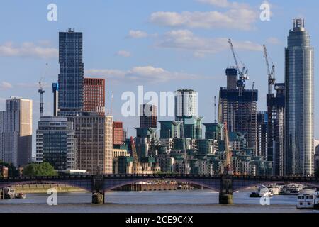 Nuovi edifici residenziali e commerciali e blocchi di appartamenti a Vauxhall e nove Elms dal Tamigi, Londra, Inghilterra, Regno Unito Foto Stock