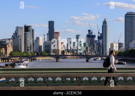 Nuovi edifici e blocchi di appartamenti in Vauxhall e nove Elms dal ponte di Westminster con il Tamigi, Londra, Inghilterra, Regno Unito Foto Stock