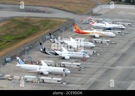 Linea di volo Boeing 787 Dreamliners fuori dalla fabbrica a Paine Field a Everett. B787 linea Flightline di aerei Dreamiliner. Produzione di aeroplani. Foto Stock