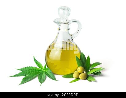 Olio di oliva infuso di marijuana o canapa in vaso di vetro con Foglia di cannabis e Olive Garnish isolato su sfondo bianco Foto Stock