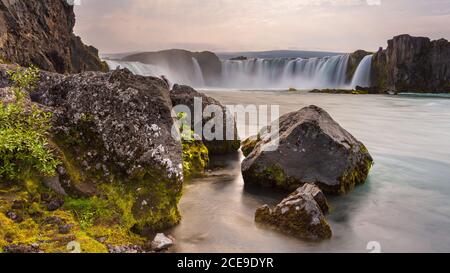 Vista del Godafoss, cascata nel nord dell'Islanda. Si trova lungo la circonvallazione principale. Una delle cascate più grandi e più belle dell'Islandese Foto Stock