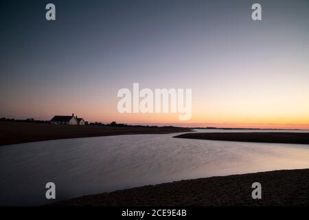Alba a Shingle Street, una spiaggia sulla costa di Suffolk. REGNO UNITO Foto Stock