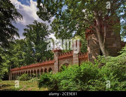 Archi neogotici al Castello di Kamieniec Ząbkowicki nella bassa Slesia, Polonia Foto Stock