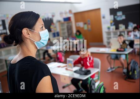 Hemmingen, Germania. 31 Agosto 2020. Un insegnante che indossa una guardia alla bocca e al naso sta in piedi in una scuola primaria. Credit: Sebastian Gollnow/dpa/Alamy Live News Foto Stock