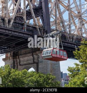 Roosevelt Island Tram con il ed Koch Queensboro Bridge sullo sfondo, New York, New York Foto Stock