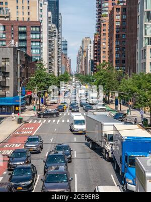 Second Avenue a Manhattan, New York, guardando a nord dalla 60esima strada sul lato Upper East. Tratto dalla funivia dell'isola di Roosevelt Foto Stock