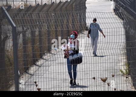 Campo profughi di Shurafat, Israele. 31 Agosto 2020. I palestinesi camminano attraverso la recinzione di sicurezza israeliana vicino al muro di separazione intorno al campo profughi di Shurafat vicino a Gerusalemme, lunedì 31 agosto 2020. Il consigliere presidenziale degli Stati Uniti, Jared Kushner, ha invitato i palestinesi a ritornare ai negoziati con Israele e non ad essere 'stuck in passato' all'arrivo ALL'AUE durante il primo volo diretto da Israele ad Abu Dhabi. Foto di Debbie Hill/UPI Credit: UPI/Alamy Live News Foto Stock