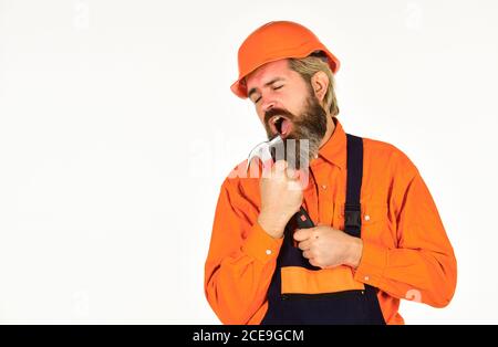 Buon martello. Suggerimenti essenziali per un corretto utilizzo del martello. Requisiti per i progetti. Tetto di riparazione professionale. Lavoro tecnico. Impulso per i cambiamenti. Uomo maturo bearded in uniforme. Ragazzo con martello. Foto Stock