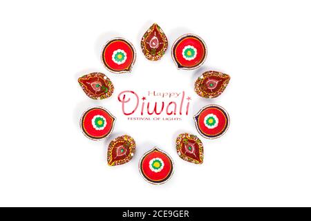 Happy Diwali - lampade Clay Diya illuminate durante Dipavali, festa indù di luci celebrazione. Lampada a olio tradizionale colorata diya su sfondo bianco. Copia Foto Stock