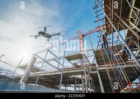 Drone su cantiere. Video sorveglianza o ispezione industriale Foto Stock