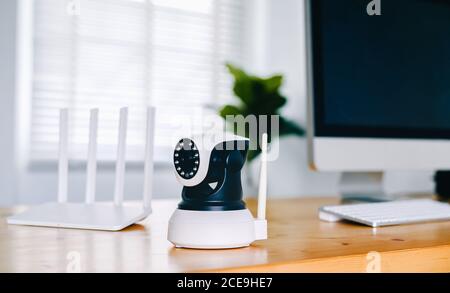 Una telecamera di sicurezza sulla tavola di legno. Telecamera IP. Foto Stock