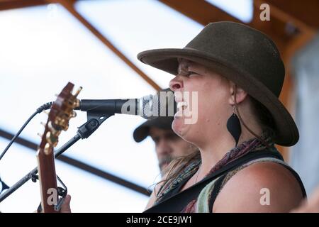 Sally Newsome-Ladd, accompagnato da John Cotton alla chitarra, guida la Sol Mountain Band in una fiera di Winninghoff Park a Philipsburg, Montana, domenica, Foto Stock