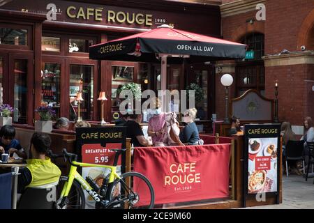 Windsor, Regno Unito. 31 agosto 2020. I residenti locali e i visitatori possono approfittare dei pranzi sovvenzionati del lunedì delle festività presso una filiale del Café Rouge l'ultimo giorno del programma di ristorazione del governo. Molti proprietari di ristoranti hanno chiesto un'estensione dello schema introdotto dal Cancelliere dello scacchiere per contribuire a preservare i lavori di ospitalità durante la pandemia COVID-19. Credit: Mark Kerrison/Alamy Live News Foto Stock