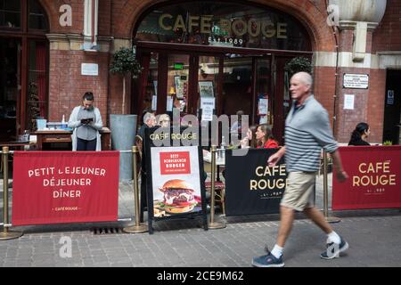 Windsor, Regno Unito. 31 agosto 2020. I residenti locali e i visitatori possono approfittare dei pranzi sovvenzionati del lunedì delle festività presso una filiale del Café Rouge l'ultimo giorno del programma di ristorazione del governo. Molti proprietari di ristoranti hanno chiesto un'estensione dello schema introdotto dal Cancelliere dello scacchiere per contribuire a preservare i lavori di ospitalità durante la pandemia COVID-19. Credit: Mark Kerrison/Alamy Live News Foto Stock