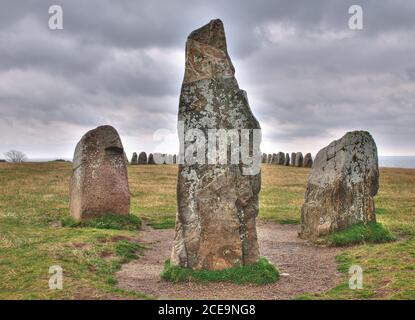 Anello di pietre in piedi Ales Stenar in Kaseberga tombe su Un giorno estivo nuvoloso Foto Stock