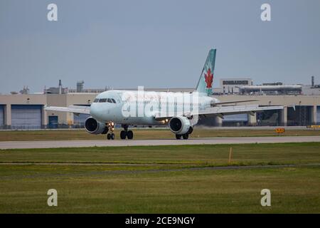 Montreal, Quebec / Canada - 07/02-2020 : atterraggio dell'A320 di Air Canada all'aeroporto Pierre Elliot Trudeau. Foto Stock