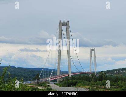 Ponte sospeso Hoga Kustenbron su Angermanalven in un'estate nuvolosa Giorno Foto Stock