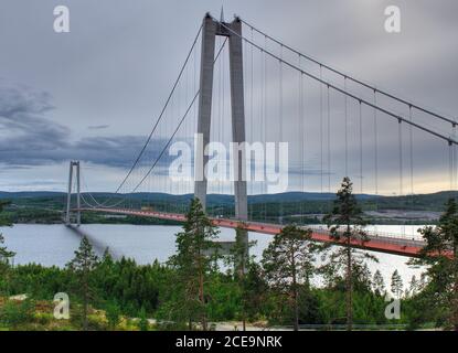 Ponte sospeso Hoga Kustenbron su Angermanalven in un'estate nuvolosa Giorno Foto Stock