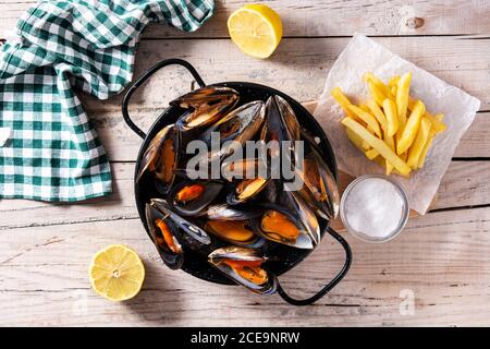 Mouscoels e patatine fritte o melues-frites. Tipica cucina belga. Foto Stock