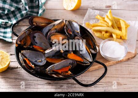 Mouscoels e patatine fritte o melues-frites. Tipica cucina belga. Foto Stock