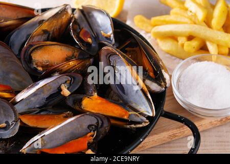 Mouscoels e patatine fritte o melues-frites. Tipica cucina belga. Foto Stock