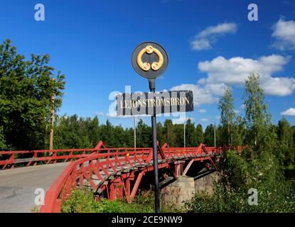 Ponte di legno rosso Lejonstrombron a Skelleftea in UN'estate soleggiata Giorno con un cielo blu chiaro Foto Stock