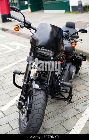Vista verticale anteriore di un Harley-Davidson Fxbs Fat Bob 2019 anno modello parcheggiato. Foto Stock