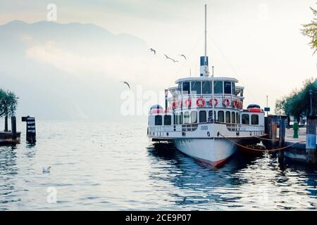 Traghetto del Lago di Garda ormeggiato al porto di Riva di Garda Foto Stock