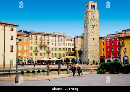 Piazza Riva del Garda tre novembre vista panoramica Foto Stock