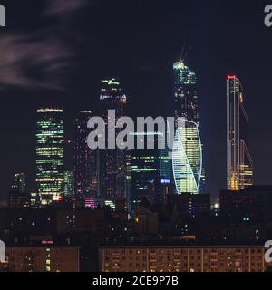 Grattacieli di Moscow City business center di notte, Russia. Architettura e punto di riferimento di Mosca. alto punto di ripresa Foto Stock