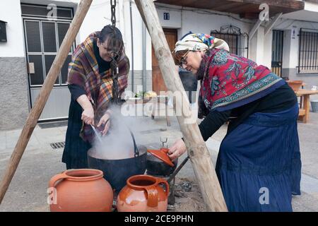 VALDASTILLAS, SPAGNA - 23 novembre 2019: Festa di rappresentazione della macellazione del maiale con musica tradizionale, mercato e arrosto di braciole sulla barbe Foto Stock