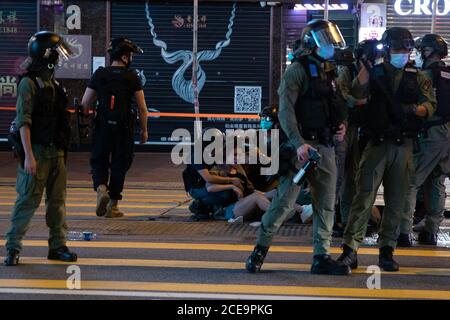 Hong Kong, Hong Kong. 31 Agosto 2020. Hong Kong polizia abbattere e pepare spruzzare una donna incinta mentre arrestano un uomo, a Hong Kong Hong Kong, S.A.R., 31 agosto 2020. I manifestanti si sono riuniti per celebrare il 1 anno anniversario dell'incidente del 831 in cui la polizia ha violentemente assalito un treno alla Stazione del Principe Edoardo nel 2019 (Foto di Simon Jankowski/Sipa USA) Credit: Sipa USA/Alamy Live News Foto Stock