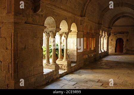 Chiostro, Saint-Paul-de-Mausole, St-Rémy-de-Provence, Francia Foto Stock