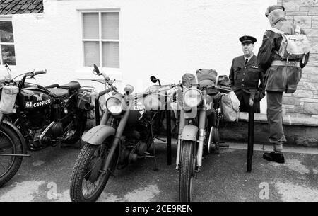 Personale militare (seconda guerra mondiale) in piedi da motociclette Foto Stock