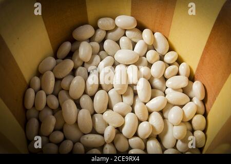 Fagioli in un piatto di legno Foto Stock