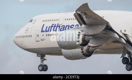 Questa foto è fatta all'aeroporto di Francoforte. La Lufthansa 747-800i viene da Los Angeles e atterra sulla Runway 25L. Foto Stock