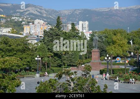 Monumento a V.I.Lenin sulla piazza Lenin a Yalta, Crimea, Ucraina Foto Stock