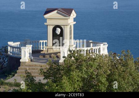 Rotunda di Alexander Pushkin, il grande poeta russo, presso il monastero di San Giorgio vicino a Sevastopol, Crimea, Ucraina, contro il Mar Nero Foto Stock