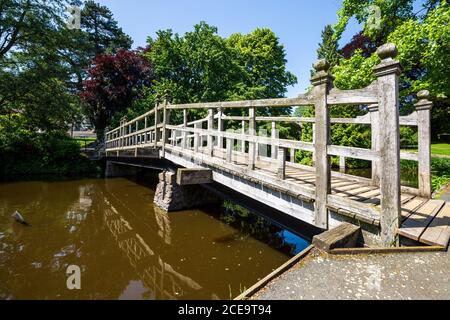 Il ponte sulla piscina Swan nel Priory Park, Great Malvern, Worcestershire, Inghilterra Foto Stock